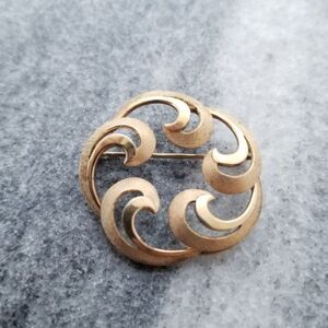 Vintage Van Dell 12k Gold Filled Swirling Circle Brooch, Lapel Pin, Minimal